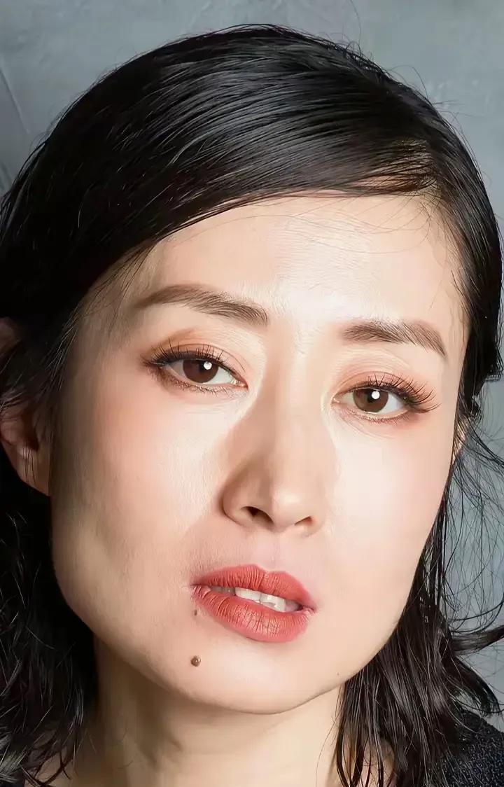 以前总感觉她俩长得很像，都分不出来是谁？一对比才看出来还是马伊俐长得更漂亮，你能