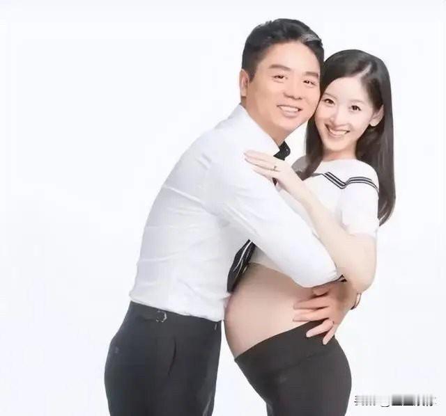 章泽天没有婚内各玩各的资本，刘嘉玲能玩是因为刘嘉玲的事业根本不靠梁朝伟，刘甚至比