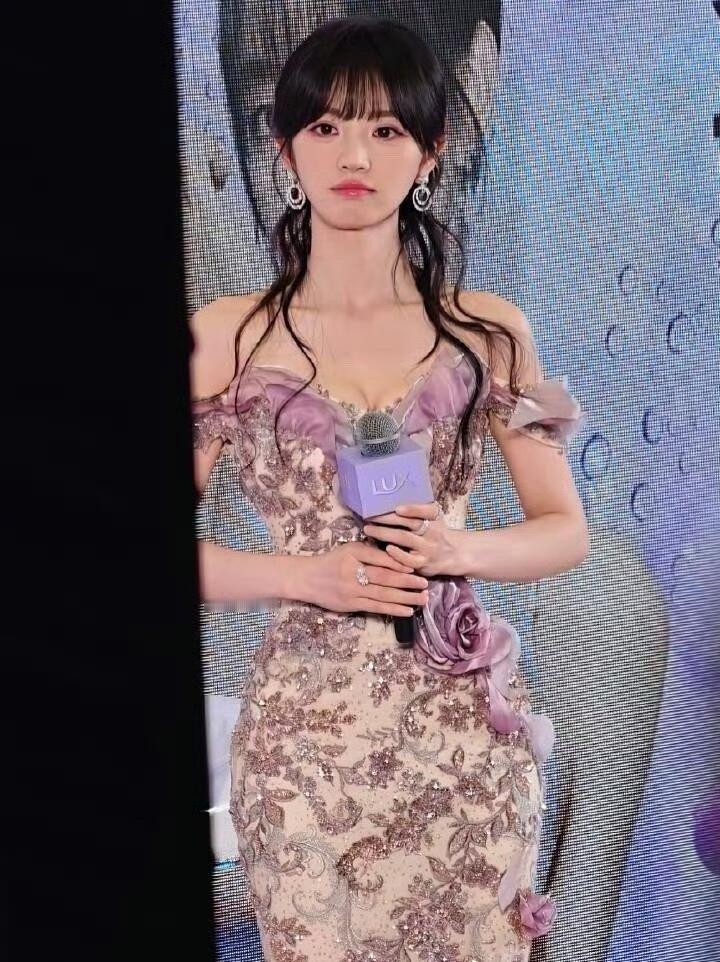 田曦薇的身材真好，超绝腰臀比​​​