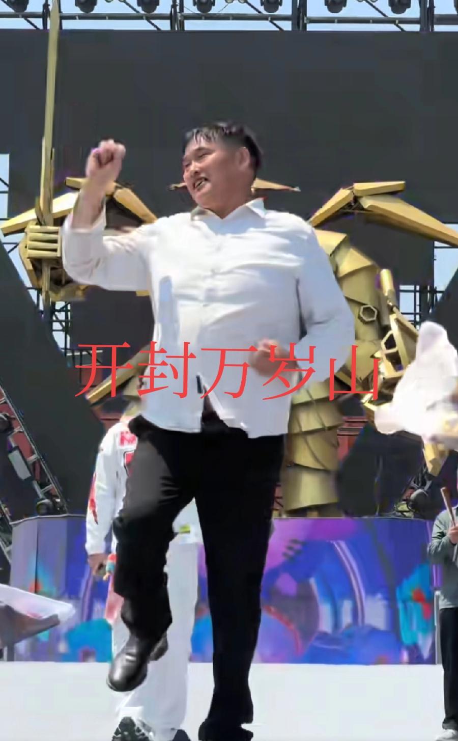 花钱请大衣哥，太值了！在德州演唱忘词了，大衣哥主动喊停要求重唱，也可见绝对真唱，