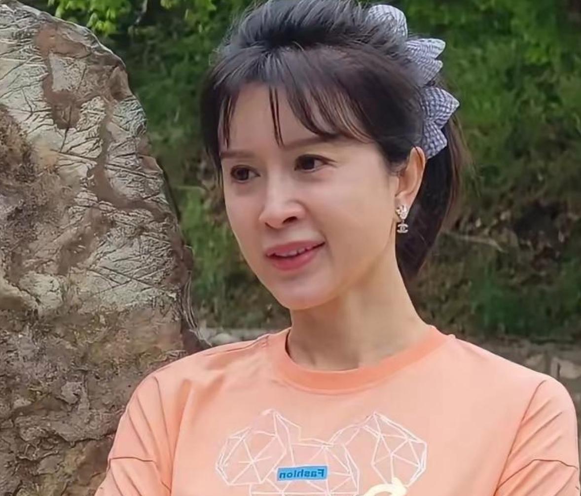 金巧巧在直播间控诉骗子！透露教授父亲被骗走上千万元，全部积蓄都没了，只剩下一大箱