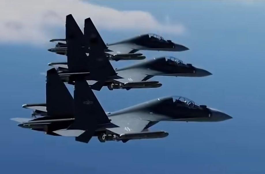 网友问，中国歼-16战机，在世界上究竟属于什么水平？为什么有了歼-20还在一直造