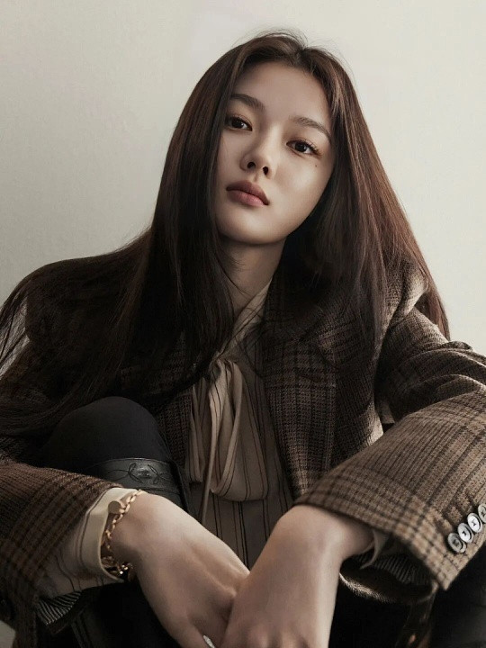 金裕贞姐感金裕贞现在的姐感真的绝了！从小甜妹长成温柔又大气的模样，褪去青涩后多了