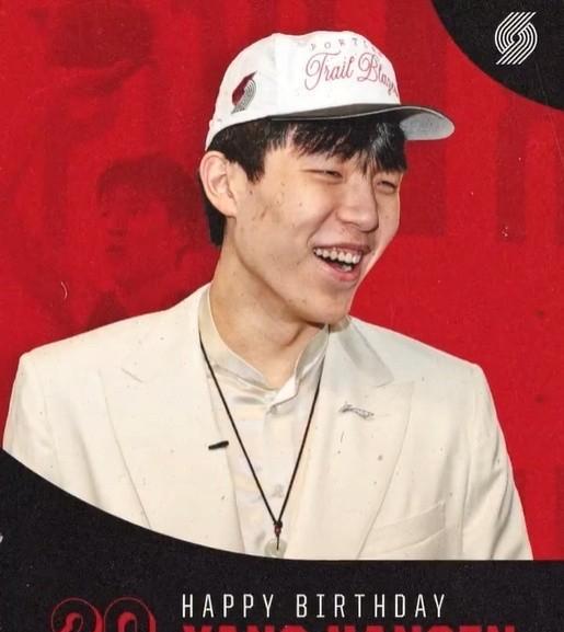 排面！杨瀚森选秀后6新资讯，期待小杨成为开拓者的核心！1.杨瀚森第一次坐上了开