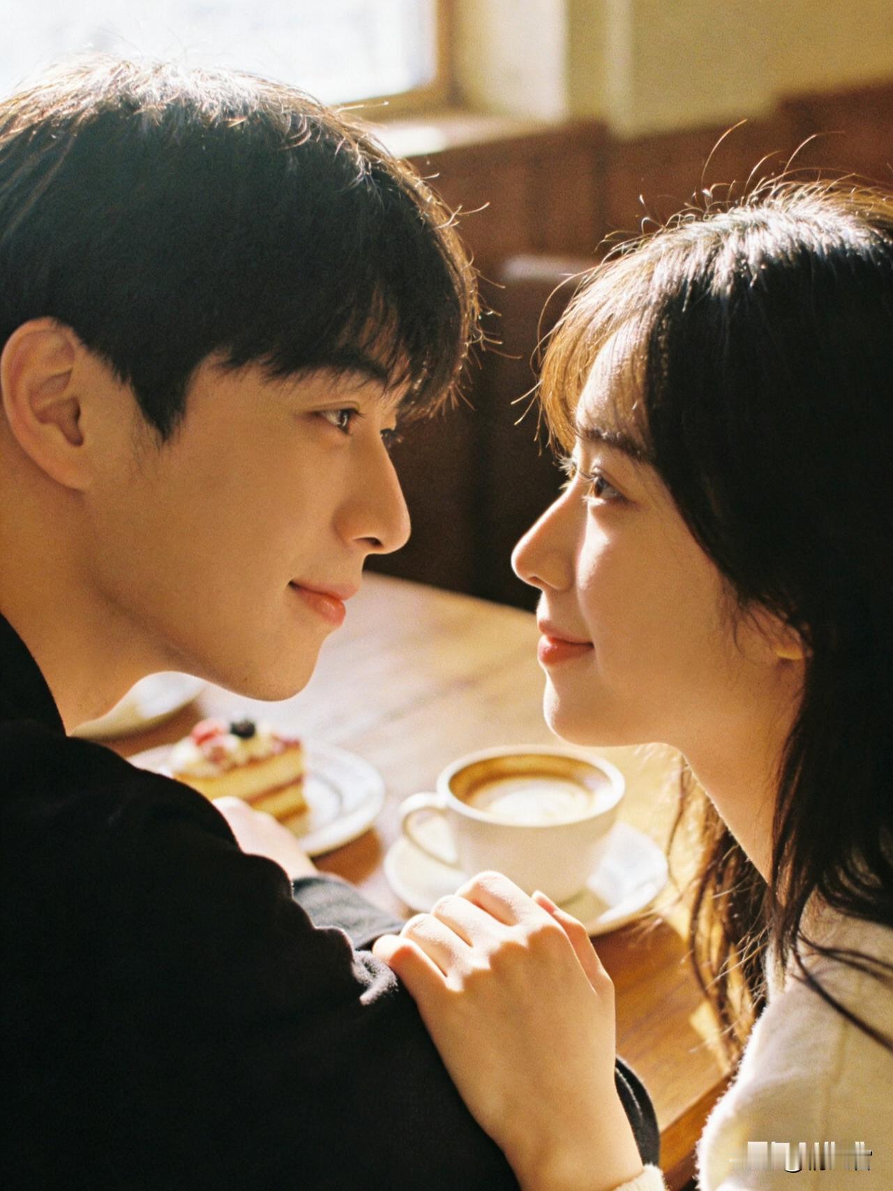 女人摸男人，心里在想什么？这8个心思太真实1. 轻轻摸手臂/肩膀，不是随便