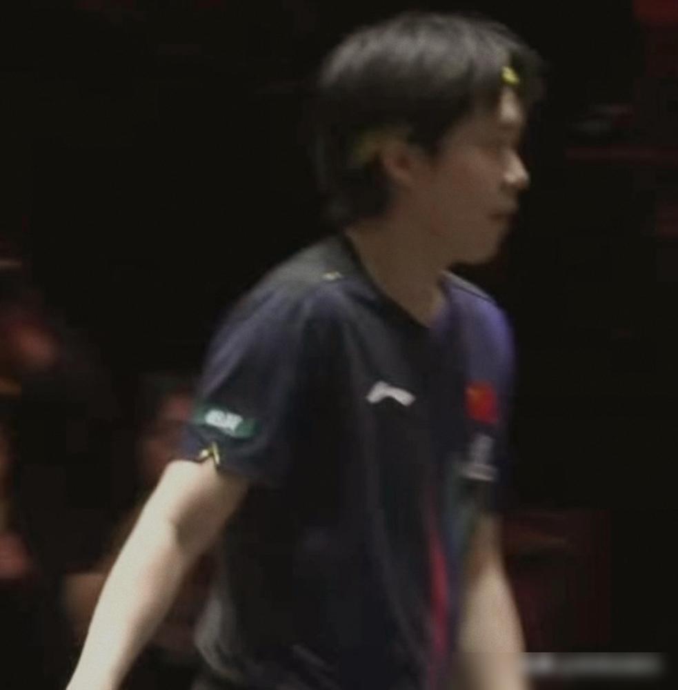 王楚钦，10-2赛点放弃挑战！第四局10-2握赛点，裁判第三次判他发球违规。