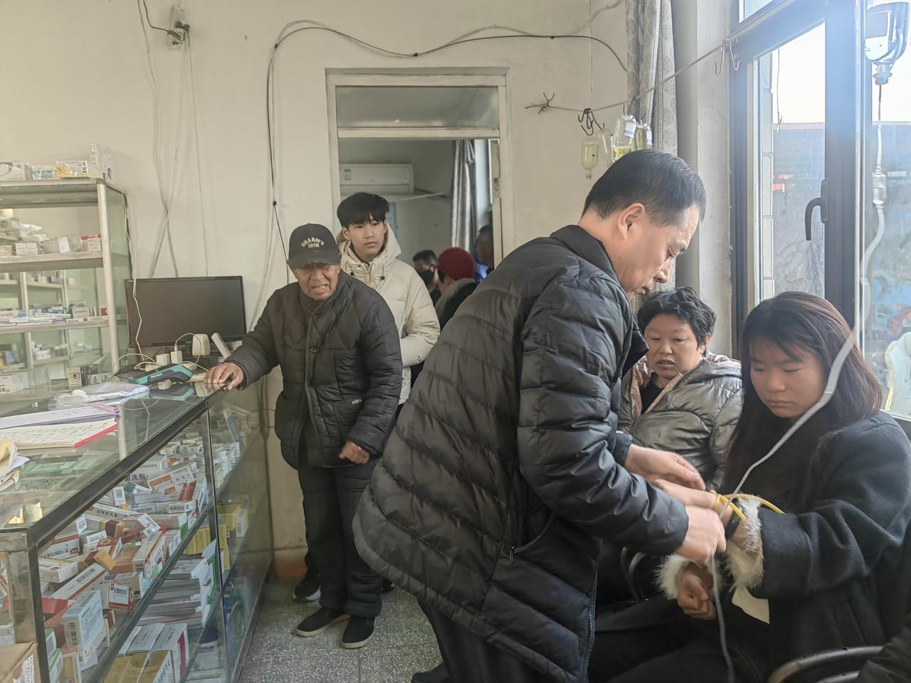 过来的这一晚上，我和老伴都感觉嗓子有点不舒服，老伴让我早晨去邻村卫生室拿点感冒药