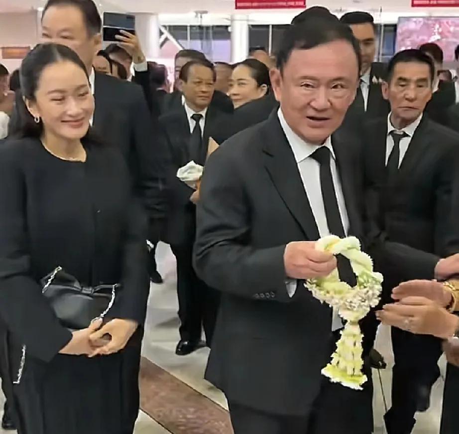 有爸的孩子是个宝，只要父亲在身边，佩通坦就一直是钦那瓦小公主，在为泰党元首的悼念