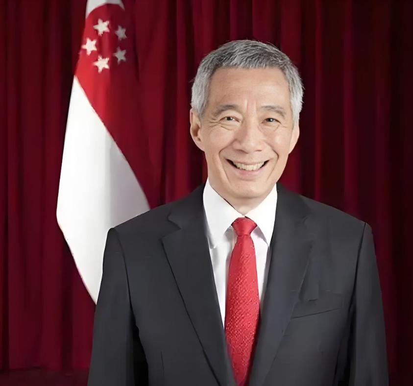 李显龙和新加坡正在赌国运。新加坡本质上更加亲美，虽然所谓华人出身的人口比例较
