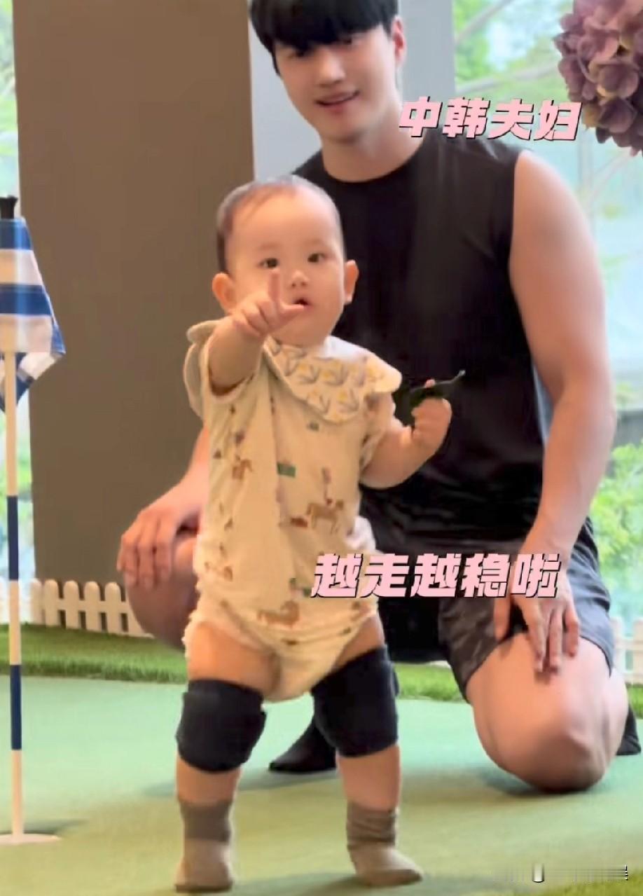 张檬晒娃，她的儿子已经能走路了，之前她分享孩子周岁画面时，很多网友都说她把孩子养