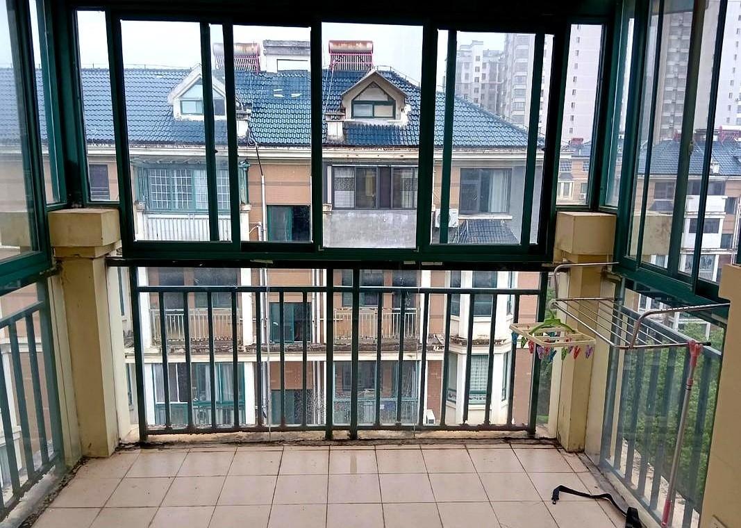 买房选择，似乎也在悄然变化。有人偏爱六楼毛坯，宁愿多支付几万，也不愿考虑五楼精