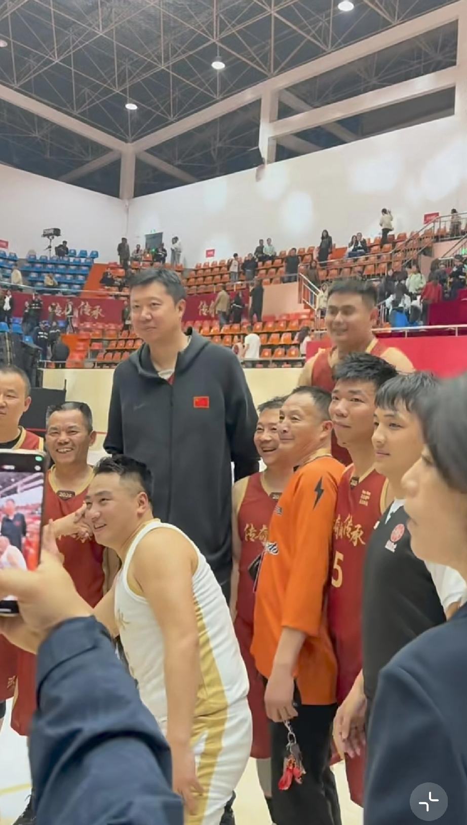 王治郅好高啊，比正常的打篮球的青少年还要高出一大截！近日，中国篮球名人堂入堂