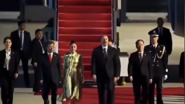 阿塞拜疆总统夫人阿利耶娃可真是个时尚达人，一下飞机，就引起了记者们的轰动，黄金色