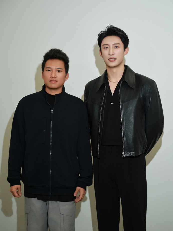 黄景瑜破次元同框咱就说没想到有一天竟然能看到，黄景瑜破次元同框，我们的电影中