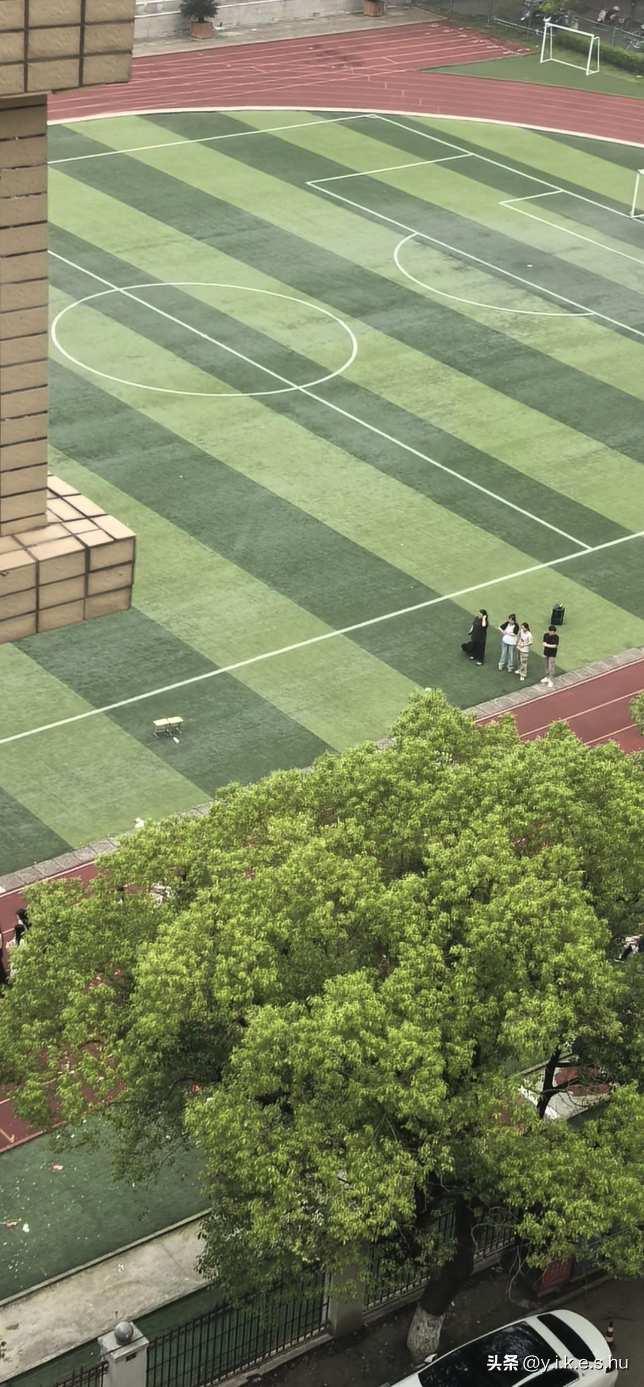 学校成人礼关我屁事，喇叭直接对着小区，那声音大的直充天灵盖