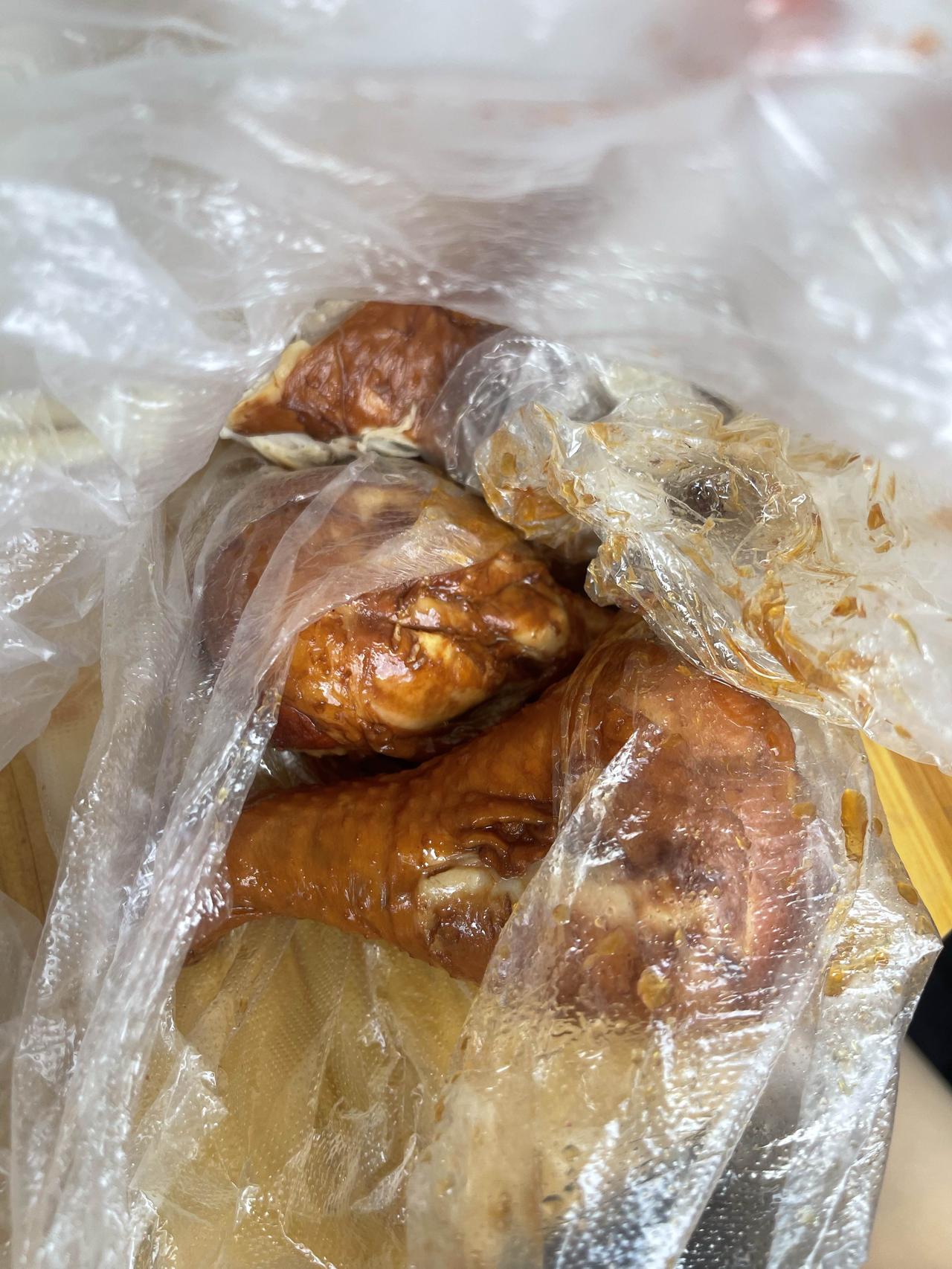 今天上街上办完事了就去老公的店里了，待了一会儿就十二点了我就去街上买了点饭，米饭