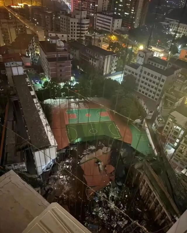 近4000人小学操场突塌！地面陷出