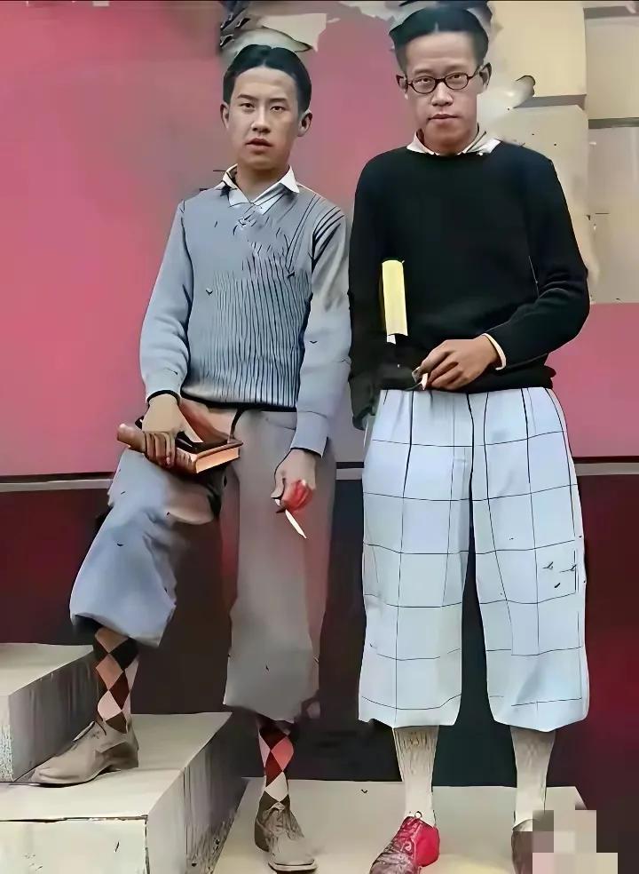 袁世凯的两个儿子，这是一张拍摄于100多年前的照片，时间够久、风格够潮。当时他们