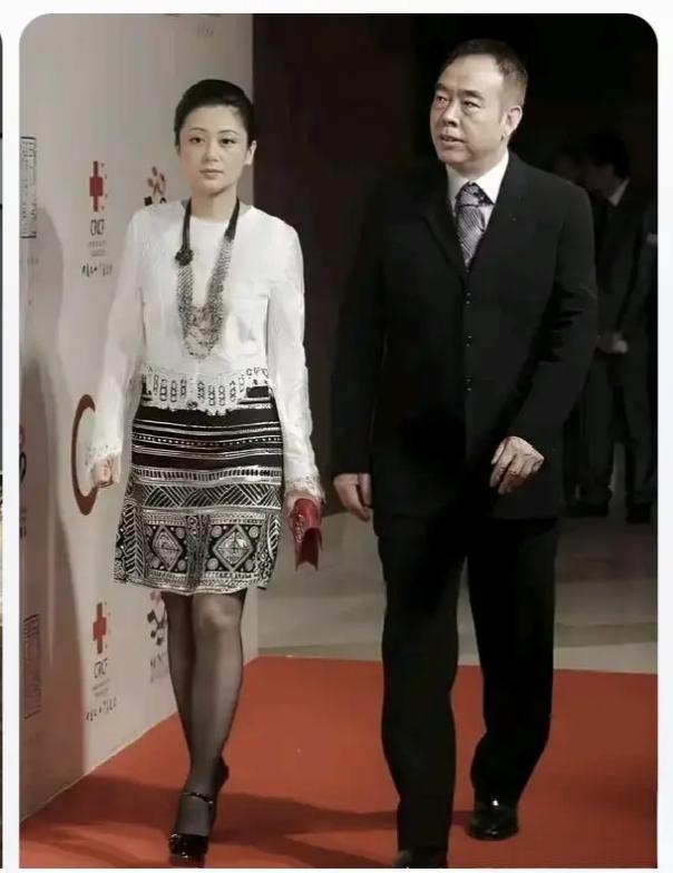 陈凯歌导演，二段婚姻，中间和倪萍的同居恋情，被很多人作为谈资，身边的小娇妻陈红是
