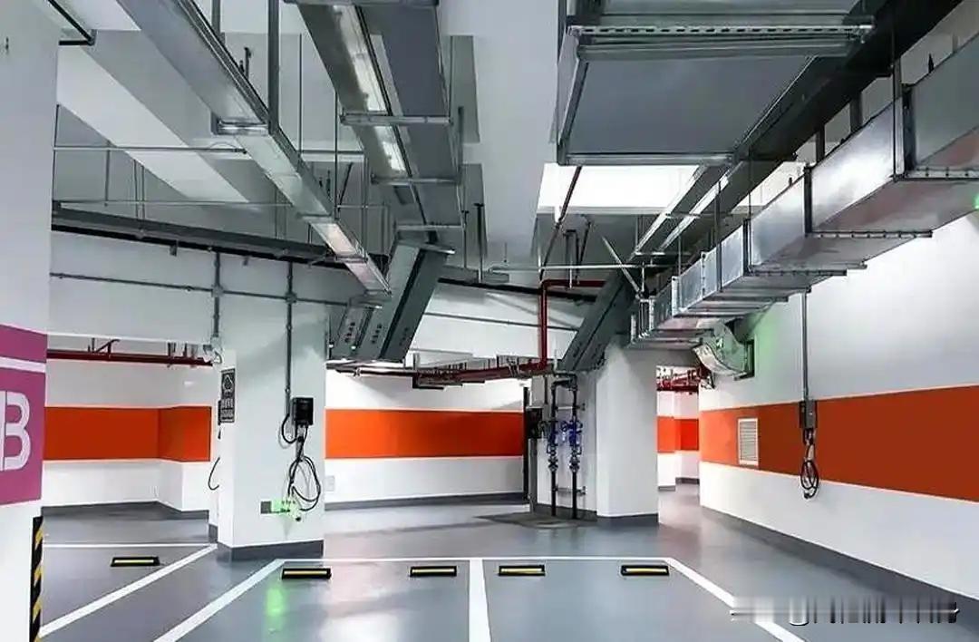 我朋友买个二手房，合同签完，98万全款付清，房本车位本都拿到手了。原房主这才慢悠