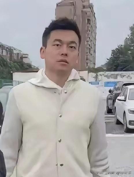 许律师，并非无路可走，毕竟手里还握着中国法律职业资格和纽约州的律师执照，这是他