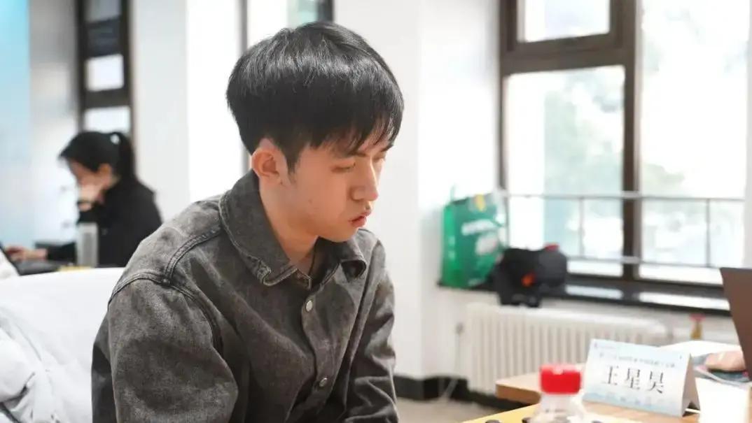 00后天才2小时干翻AI围甲决赛，王星昊把申真谞逼到只剩3分钟。镜头里他抠