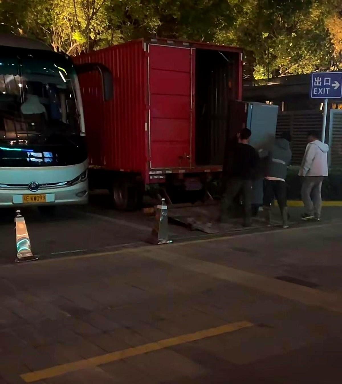 成毅把旧冰箱洗衣机塞进货车，自己拉回横店，就为拍《两京十五日》省点租道具的钱。