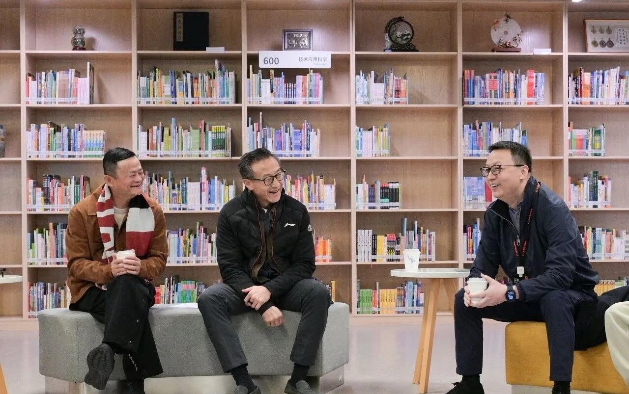马云带阿里、蚂蚁的人去云谷学校聊AI时代咋教孩子。他说别让娃光刷题了，得多动脑子