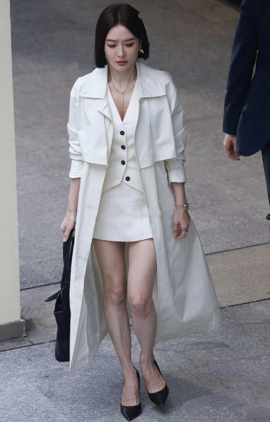 没人发现吗？秦岚这脚看着有些那个，全是青筋啊！原来女神也是会老的，有些地方很