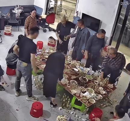 谁能想到，掏心掏肺花大几千请客，最后换来的竟是一地狼藉和满屋子的倒吸凉气？近日，