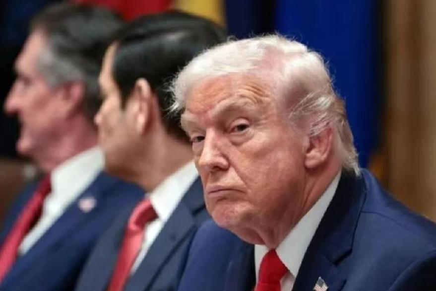 2月19日，特朗普发文:“由于对其他公司和国家征收关税，美国的贸易逆差已减少了7