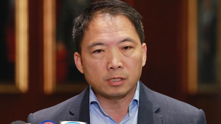 前乱港头目胡志伟，在港服满53个月刑期。铁门刚开，他未作片刻停留，径直赶往机场，