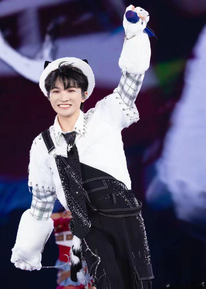 周深重庆演唱会天籁之音再度唱响重庆！周深2026巡演官宣5.30、31连唱两晚