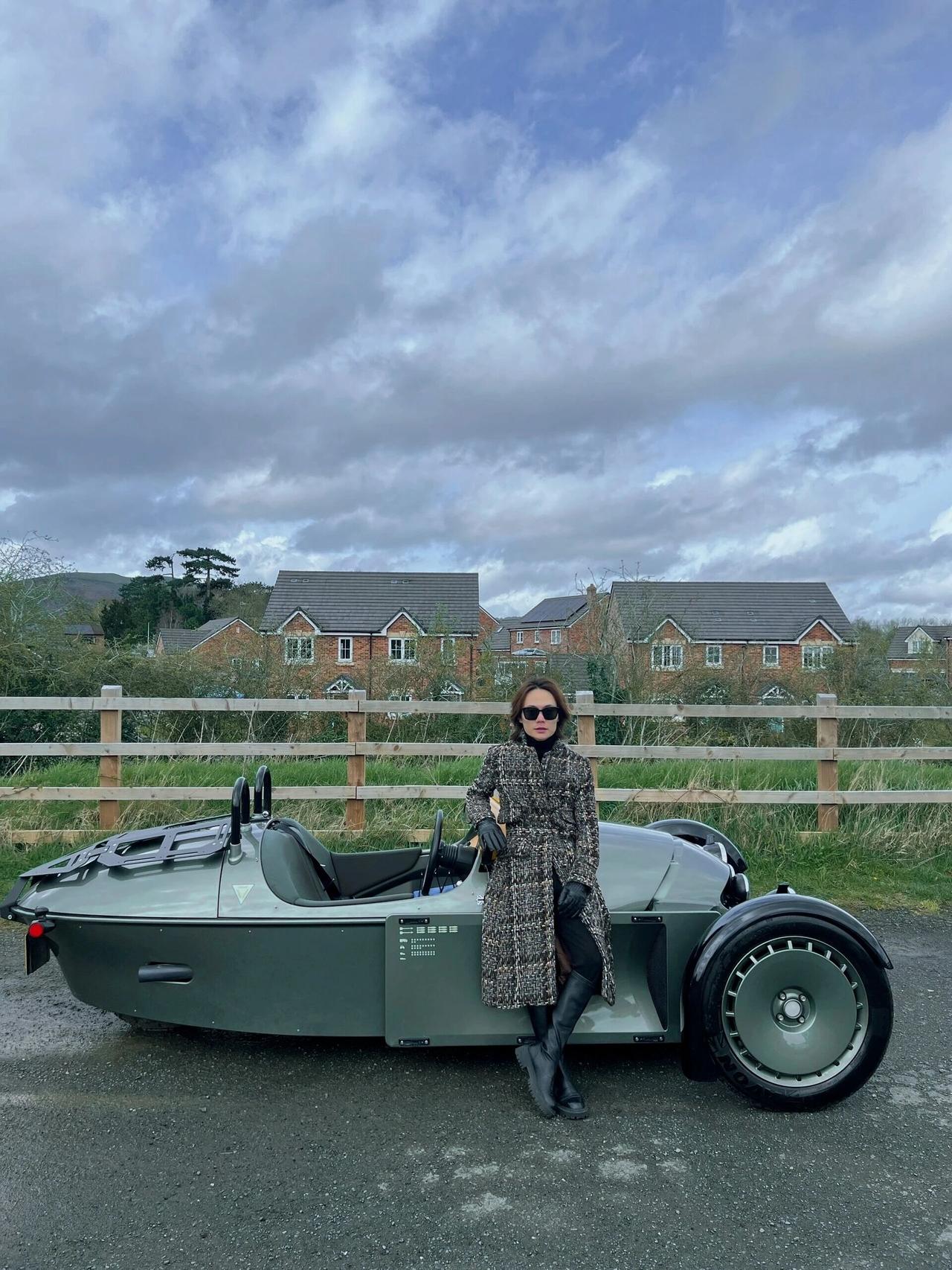 开摩根出门比小米更吸睛？这种复古质感，才是顶级回头率密码？最近开超跑出来总会在路