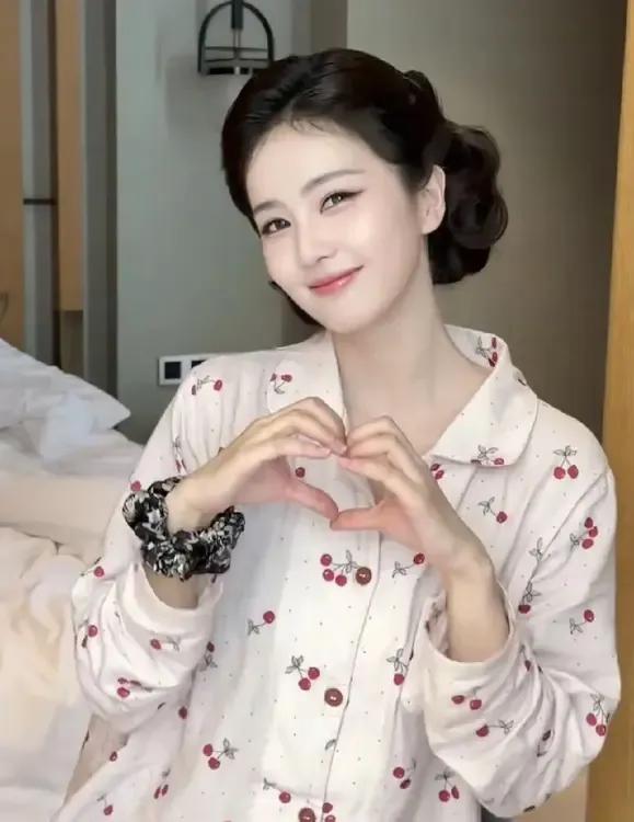 白鹿不愧是江浙独生女。她在内娱洁身自爱，独立清醒的存在，也是一位教养非常好的演