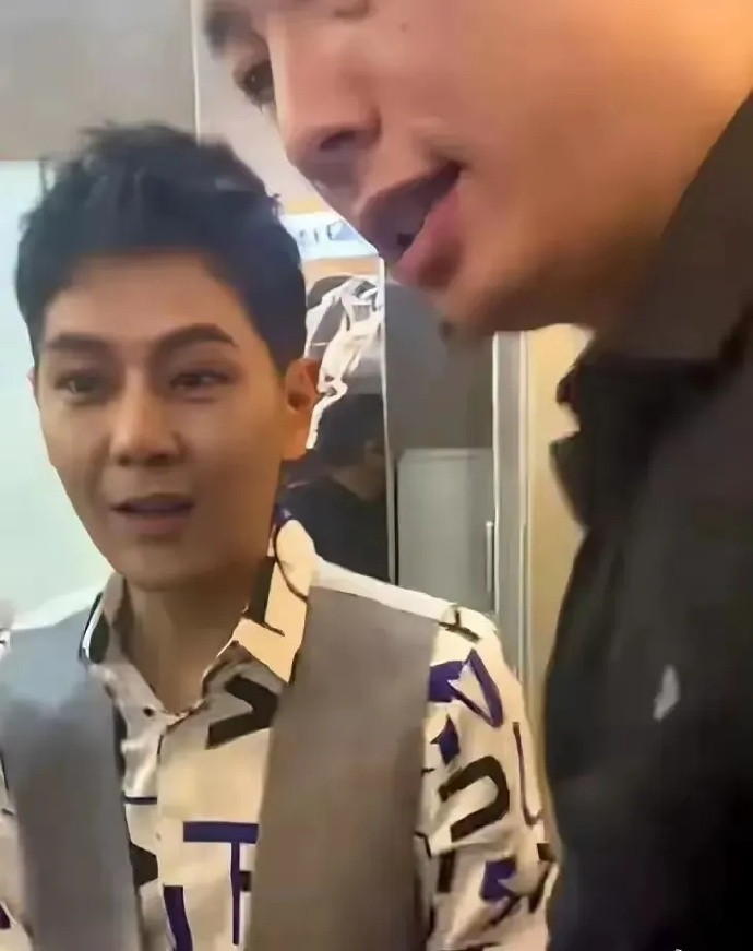 林志颖自从出车祸后就越来越……他的脸看着还是很年轻但是科技感越来越重了，而且有一