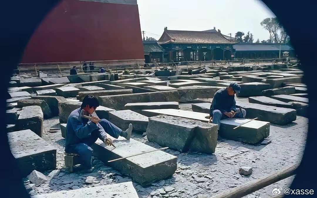 1984年，北京故宫里面修缮的石匠。此时先富起来的人群，开始出门旅游了