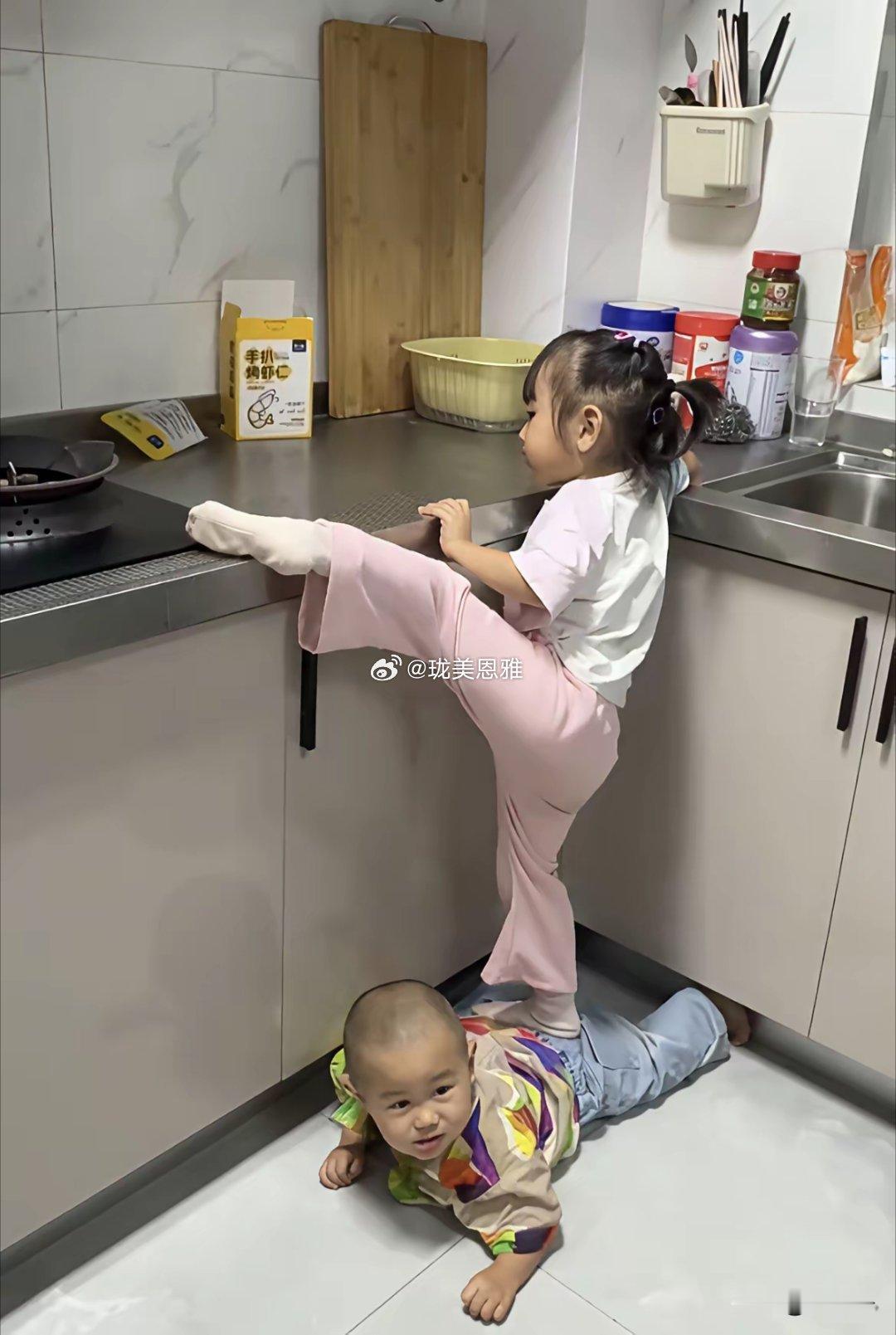 这样的小孩你还会担心没有出息吗？智商已经超过99%的人​​​