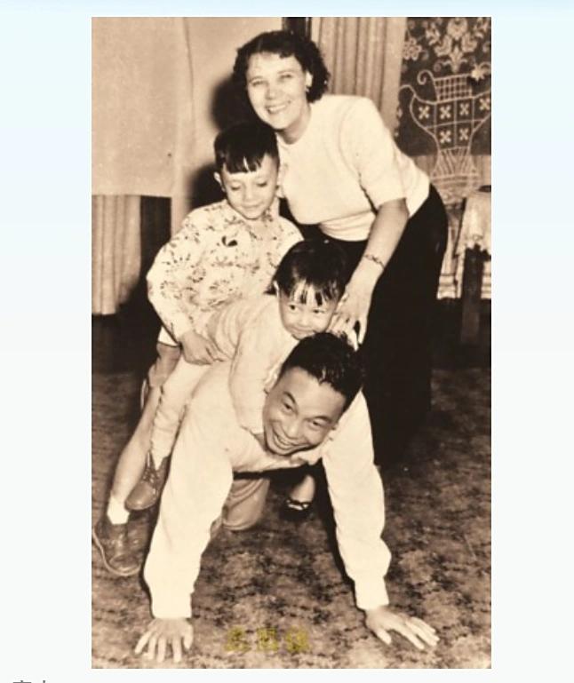 1939年，蒋经国的妻子蒋方良正在屋内行走。突然，她脱光了自己的衣服，歇斯底里地