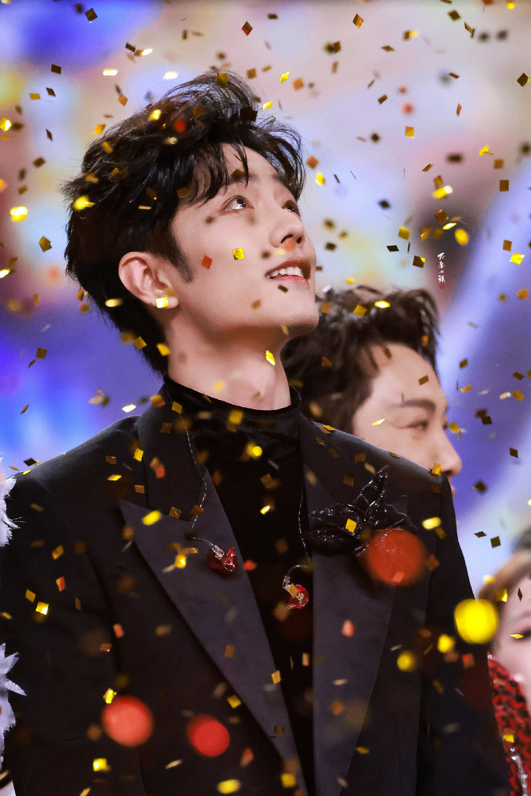 肖战拿出纸巾准备擦汗结果被点名急急忙忙塞回去，哈哈哈