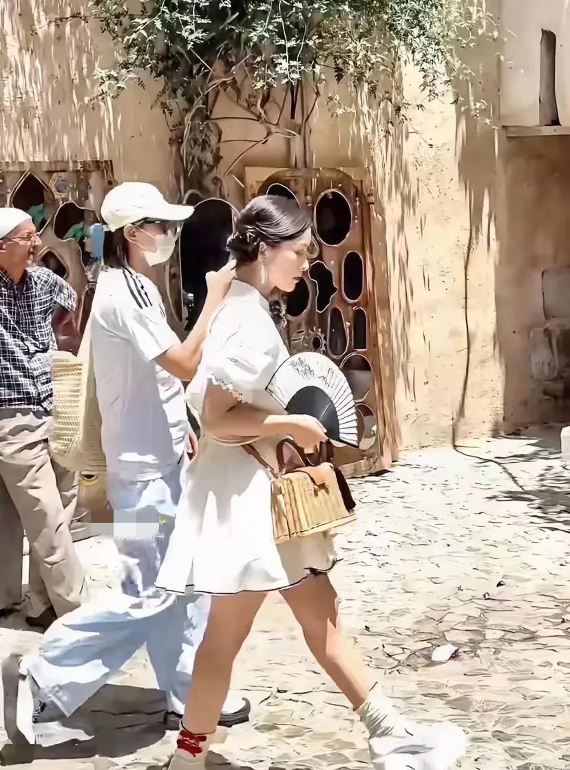 其实，还不是因为：沈月虽然个子矮，但是……她不瘦呀…她不但不瘦，骨架还有那么点