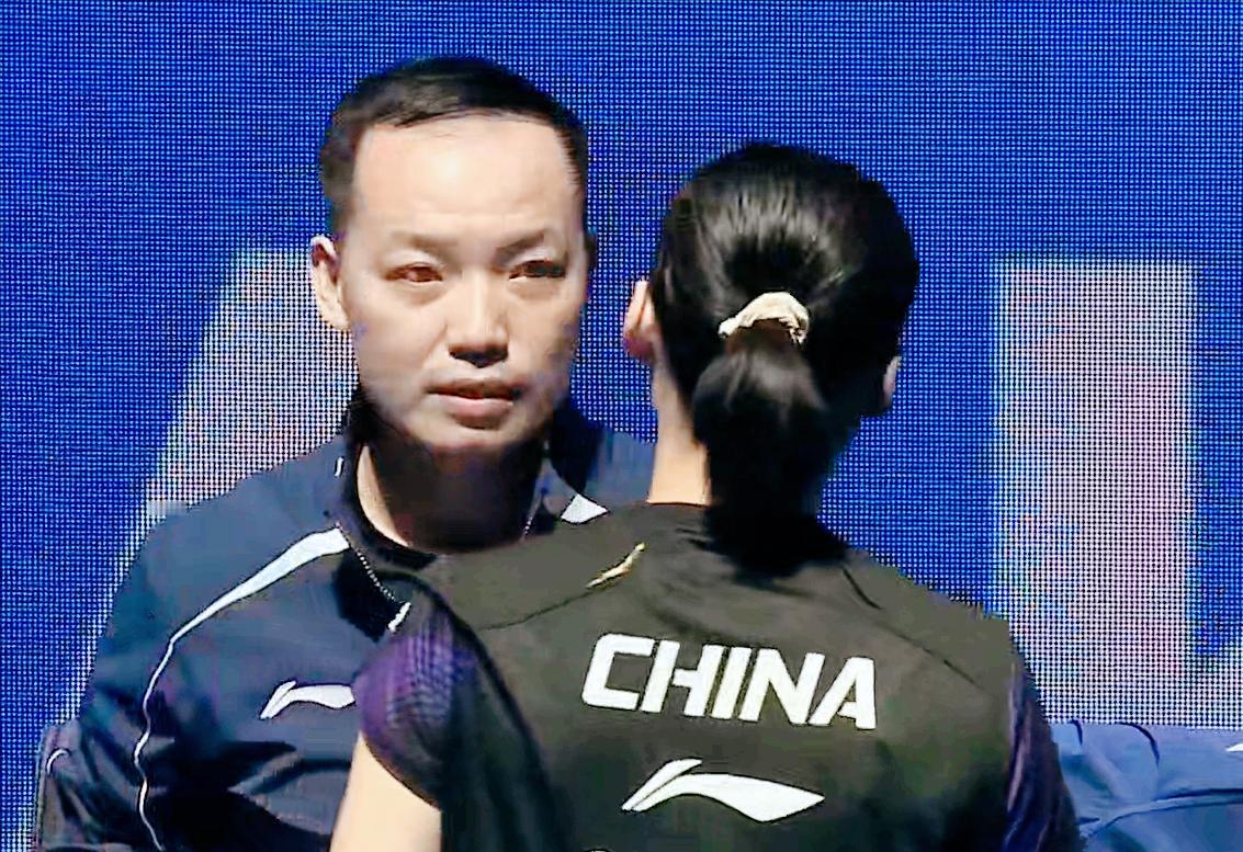 侯英超评价陈熠：判若两人！侯英超说：陈熠前两局打的太好了，战术好，没有失