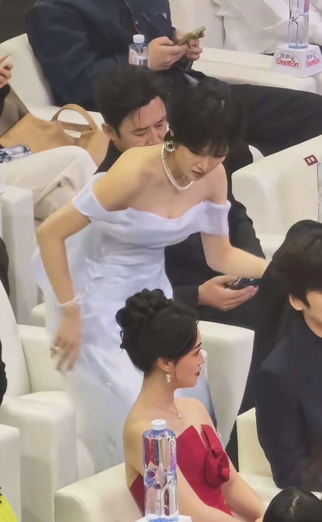 姚安娜这大高个，靓妹！神态坚定，没有媚态。旁边是尔豪吧，还真比一般明星气场强，她