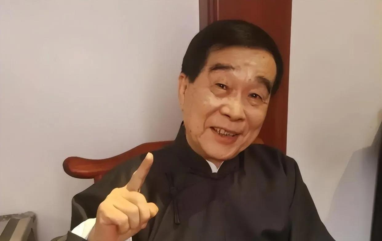 石富宽，国家一级演员，中国十大笑星之一，捧哏界“头等量活”。与侯耀文搭档42年