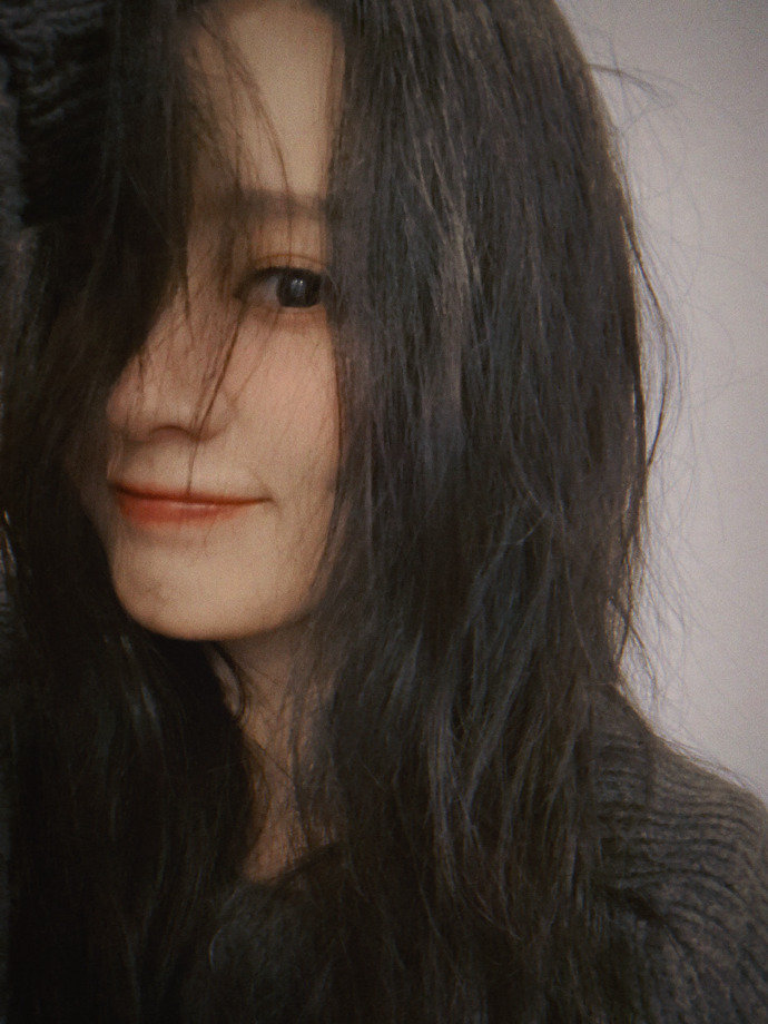 李沁立春营业怼脸照也太萌啦太可爱了~看到李沁的脸感觉春天已经来了，已经感受