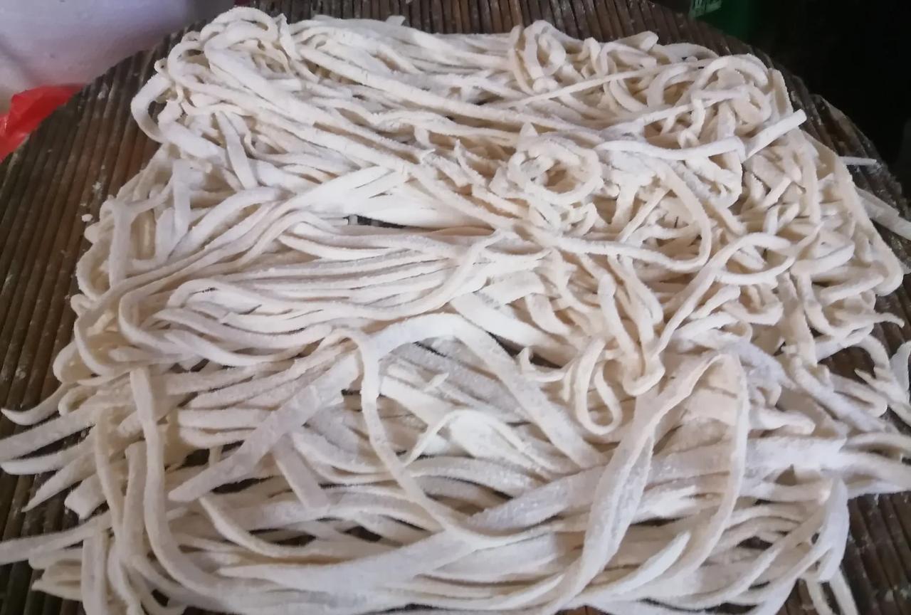 母亲擀的手擀面，这种手艺咋样？今天，回老家，母亲擀了手擀面，还是小时候经常吃的