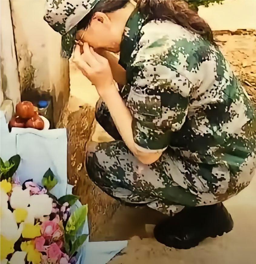 一家六口人都参与了战争，这是刘丰大姐来麻栗坡烈士陵园看望她的兄弟刘明和刘丰的场景