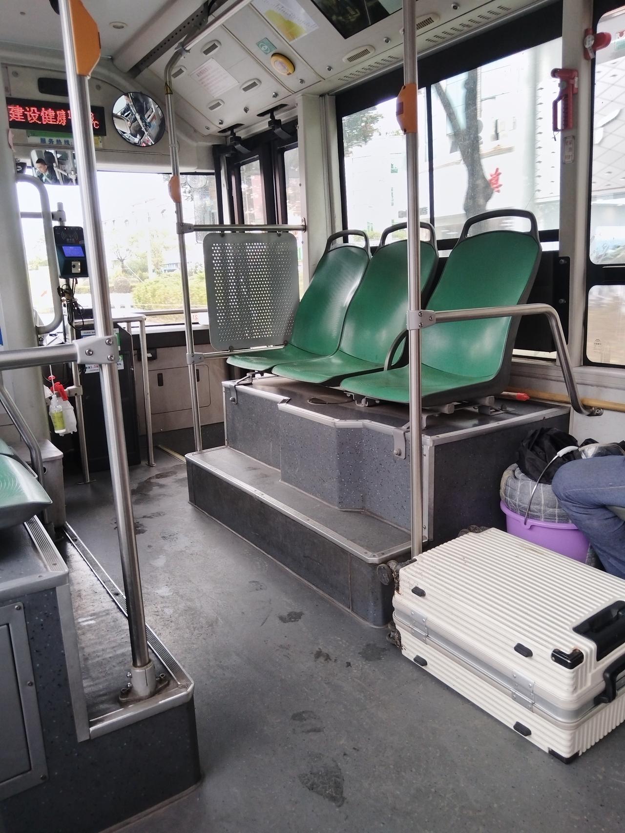 久不出镇、久不坐公交车的我想换下味道，不坐地铁、坐公交车到学校去，谁知，这一趟