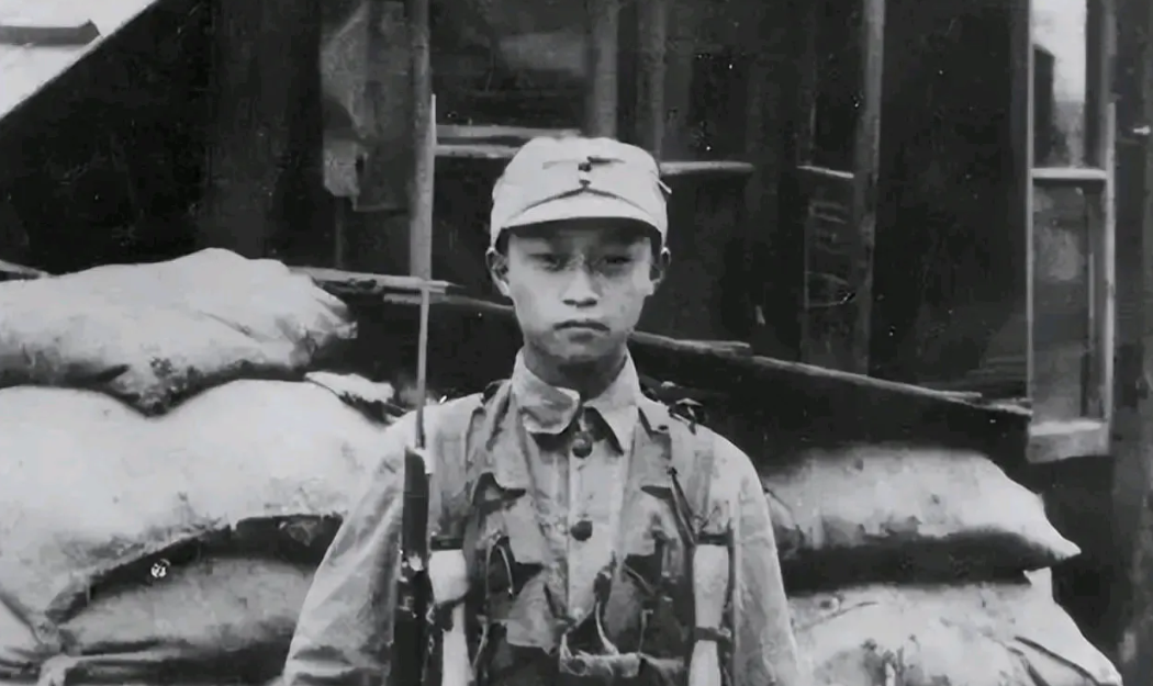 1938年，台儿庄战役，16岁的“狼兵”韦容松正在巡逻，途中，他碰到了有6名日军