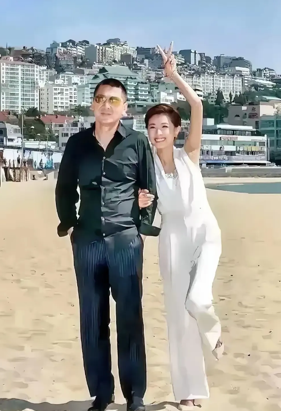 网友厉害了！在海边遇到了著名演员陈建斌，真不敢相信越活越帅越酷了，身材也不臃肿发